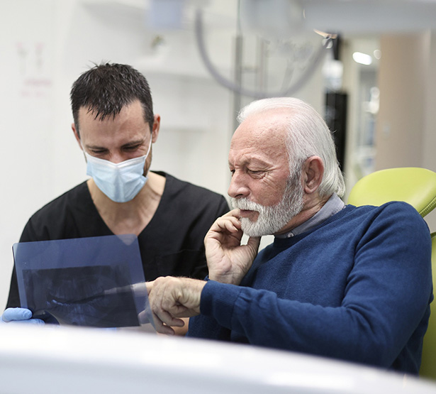 Un chirurgien-dentiste et son patient observe une radio - MACSF