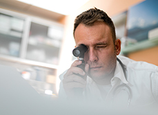 Un dermatologue utilisant un dermatoscope - MACSF