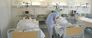 Patients allongés en salle de réveil post interventionnelle