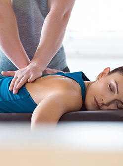 Un kinésithérapeute pratique un massage sur une patiente - MACSF