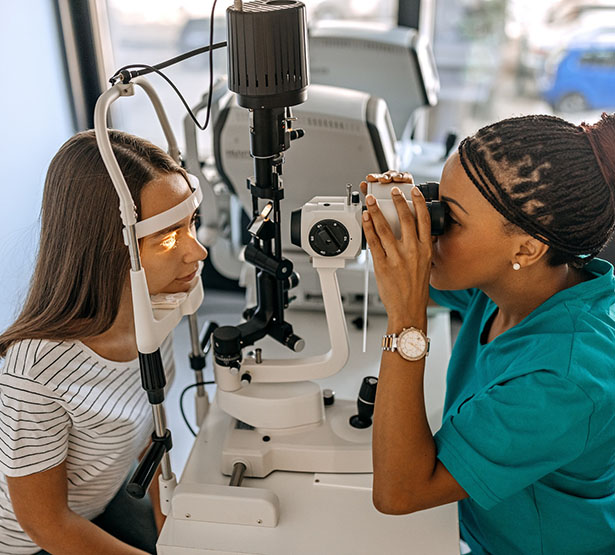 Une ophtalmologiste pratiquant un examen des yeux à une jeune fille - MACSF