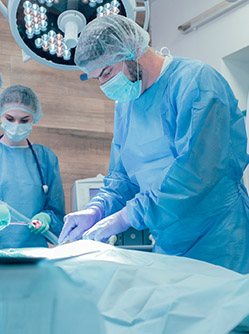 Un chirurgien et deux infirmières au bloc opératoire - MACSF