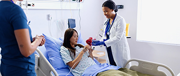 Une élève sage-femme donne un médicament à une parturiente - MACSF