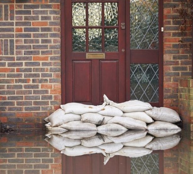 Des sacs de sable protège la maison de l'inondation MACSF