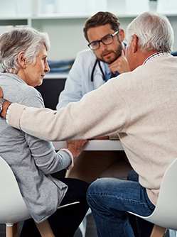 Un couple discutent avec le médecin - MACSF