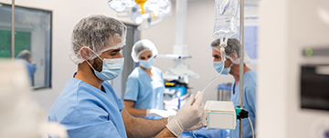 Le médecin règle la perfusion du patient au bloc - macsf