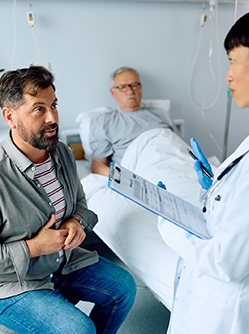 Le fils d'un patient alité à l'hôpital discute avec une femme médecin - MACSF