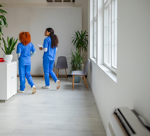 2 infirmières de dos dans le couloir d'un établissement de santé - MACSF