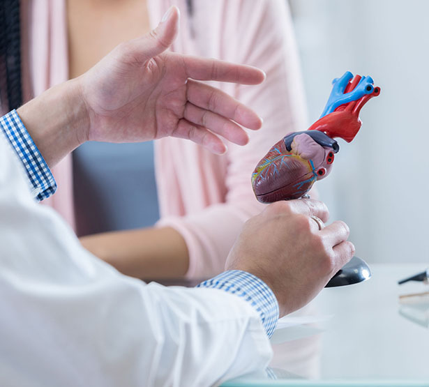 Un cardiologue donne des explications à une patiente | MACSF