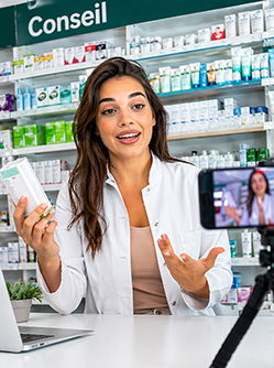 Une influenceuse en blouse blanche se filme dans la pharmacie - MACSF