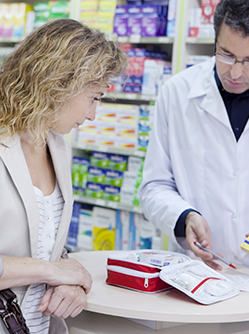 Pharmacien présente un produit à une cliente - MACSF