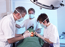 Trois chirurgiens-dentistes opèrent une patiente à l'hôpital - MACSF