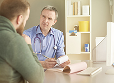 Médecin écoute son patient - MACSF