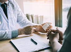 Un médecin donne au patient des informations sur un médicament - MACSF