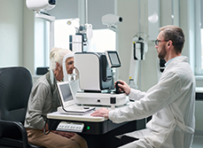 Une femme âgée fait un examen à l'aide de matériel ophtalmologique - MACSF