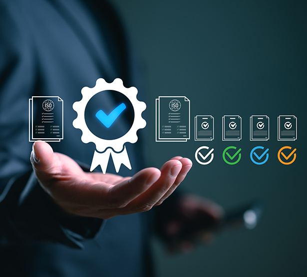 Une main tendue présente un symbole virtuel de certification validée - MACSF