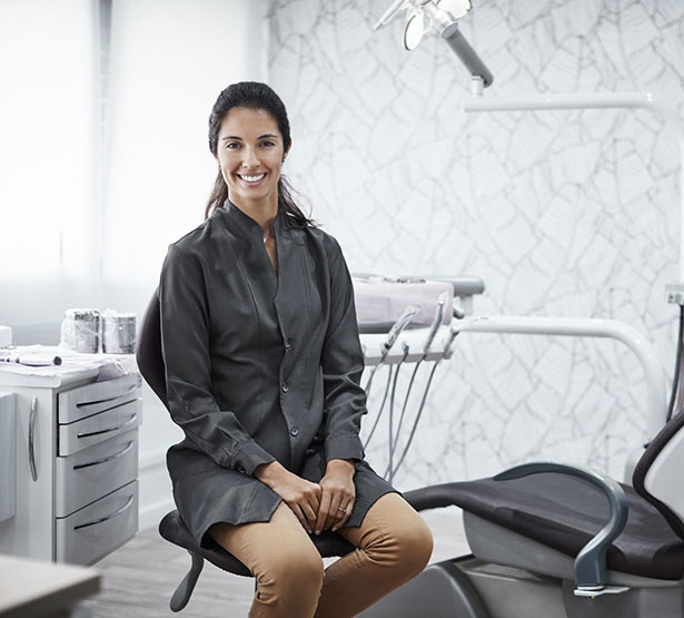 Une femme dentiste assise dans son cabinet |MACSF