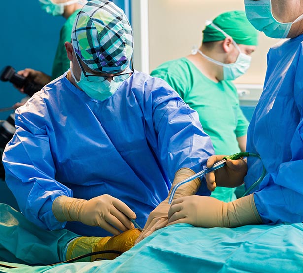 Une équipe chirurgicale lors d'une intervention du genou - MACSF