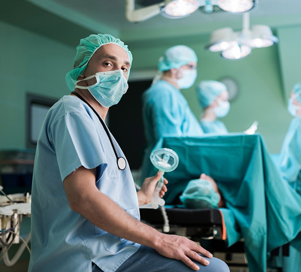 Un médecin anesthésiste dans une salle d'opération - MACSF