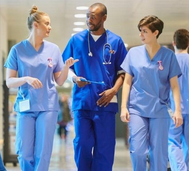 C’est par la plateforme Parcoursup que les futurs étudiants en soins infirmiers devront passer pour intégrer un des 326 instituts de formation aux soins infirmiers en France. La sélection se fait sur dossier.