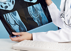 Un médecin observe une radiographie du genou - MACSF