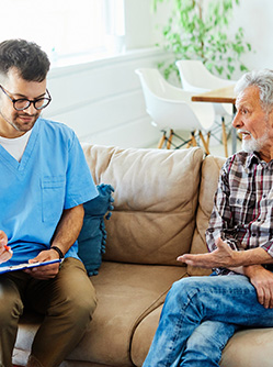 Infirmier en consultation au domicile d'un patient - MACSF