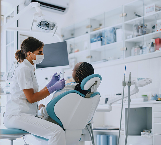 Une femme chirurgien-dentiste s'apprête à prodiguer des soins à une patiente - MACSF