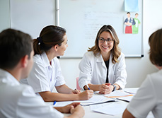 Une équipe médicale en réunion - MACSF