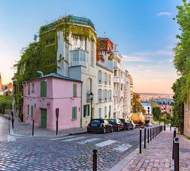 Immeubles ensoleillés dans une rue de Montmartre à Paris - MACSF