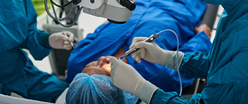 Une équipe chirurgicale réalise une intervention sur l'oeil d'un patient - MACSF