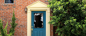 Une porte d'entrée de maison dont la vitre a été brisée - MACSF