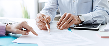Deux hommes signant un contrat - MACSF