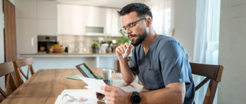 soignant regardant son attestation rcp