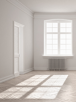 Pièce blanche vide avec la lumière des fenêtres qui se reflète sur le parquet - MACSF