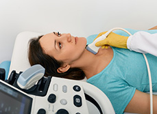 Le radiologue effectue une échographie de la thyroïde sur une femme - MACSF