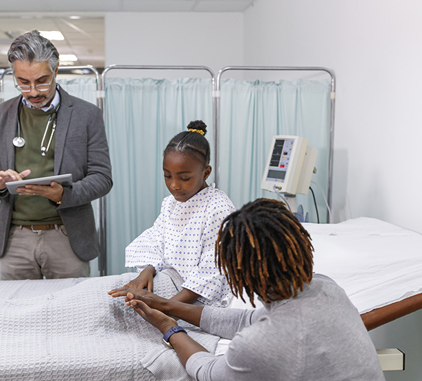 Un médecin prend des notes auprès d'une jeune patiente et de sa mère à l'hôpital - MACSF