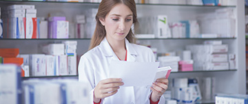 Pharmacienne contrôle une ordonnance - MACSF