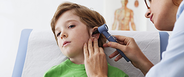 Un ORL ausculte l'oreille d'un enfant - MACSF