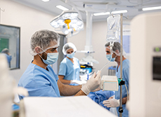 Le médecin règle la perfusion du patient au bloc - macsf