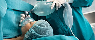 Un anesthésiste endort une patiente - MACSF
