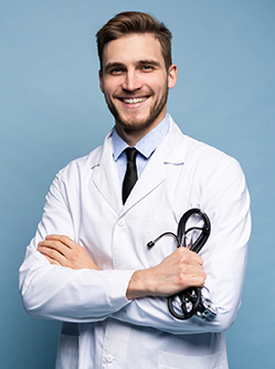 Un jeune médecin souriant - MACSF