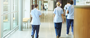 Des professionnels de santé marchent dans le couloir de l'hôpital - MACSF