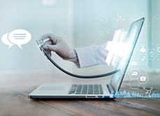 Une main de médecin tenant un stéthoscope sort de l'écran d'un ordinateur portable - MACSF