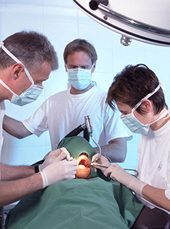 Trois chirurgiens-dentistes opèrent une patiente à l'hôpital - MACSF