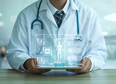 Un médecin tient une tablette avec une représentation d'IA - MACSF