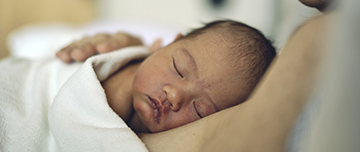 Un nouveau-né installé en peau à peau endormi sur sa mère à l'hôpital - MACSF