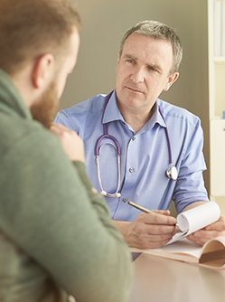 Médecin écoute son patient - MACSF