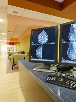 Des radiographie sont affichées sur l'écran de l'ordinateur situé dans le couloir - MACSF