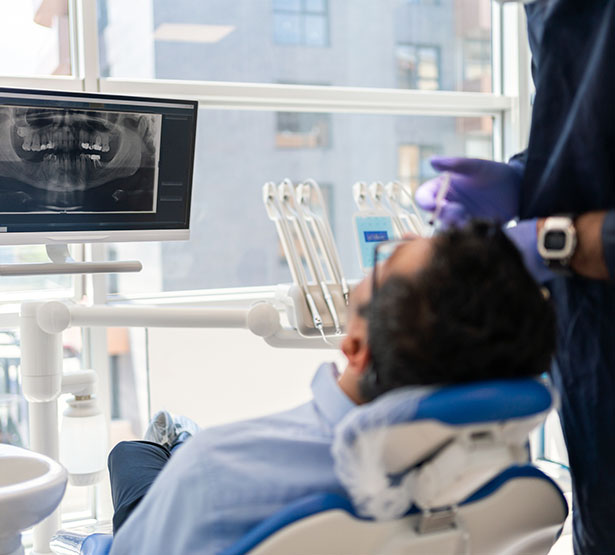 Un dentiste explique les soins à son patient | MACSF