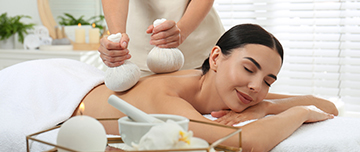 Une femme profitant d'un massage ayurvédique - MACSF